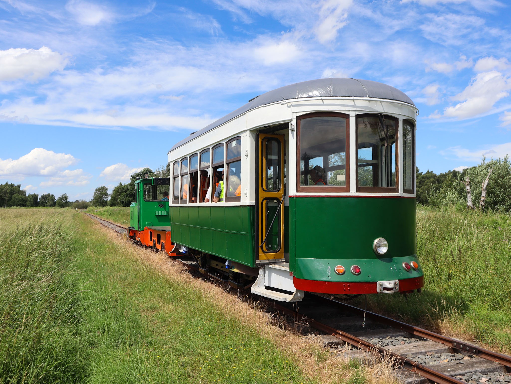 Lisbon-tram-being-hauled-by-one-of-the-Schomas.-Photo-by-Sjors-van-Dongen